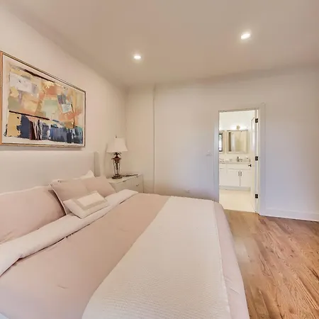 Luxurious Lincoln Park With Gourmet Kitchen Apartment