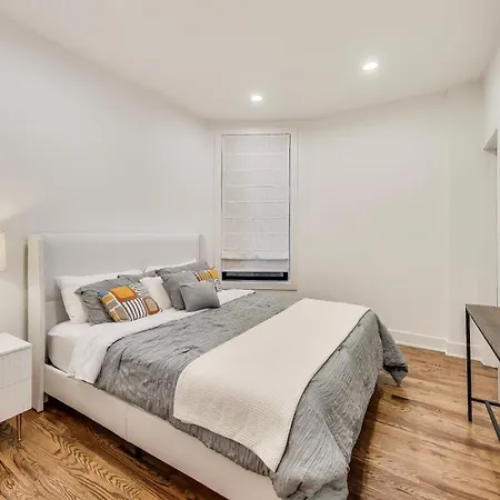 Luxurious Lincoln Park With Gourmet Kitchen Apartment