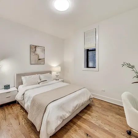 Luxurious Lincoln Park With Gourmet Kitchen