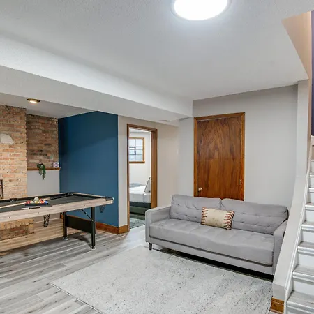 Pet-friendly With Pool Table Walk To Wrigley Field Holiday home *