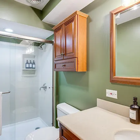 Pet-friendly With Pool Table Walk To Wrigley Field Holiday home