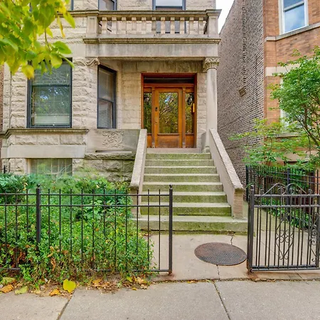 Pet-friendly With Pool Table Walk To Wrigley Field Holiday home