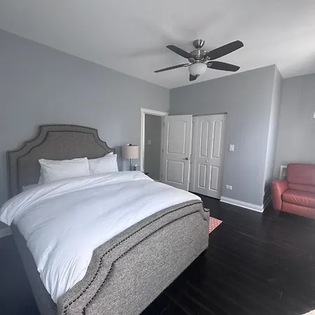 Luxe Hyde Park Gray Stone Near Uofc Apartment *
