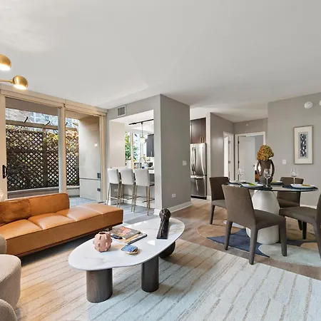 The Bernardin Gold Coast Luxury Near Magnificent Mile Apartment *