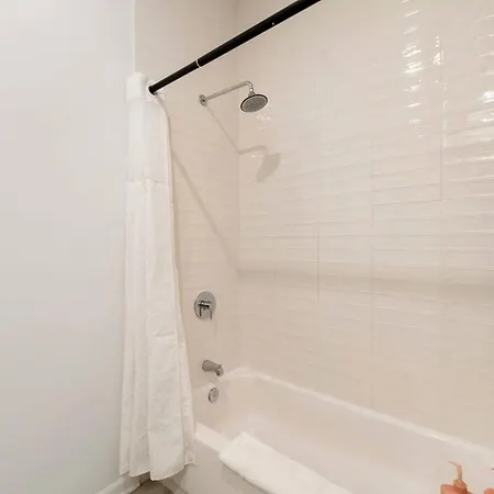 Stylish 3br Gem In Prime Location *