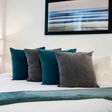 Stylish 3br Gem In Prime Location *