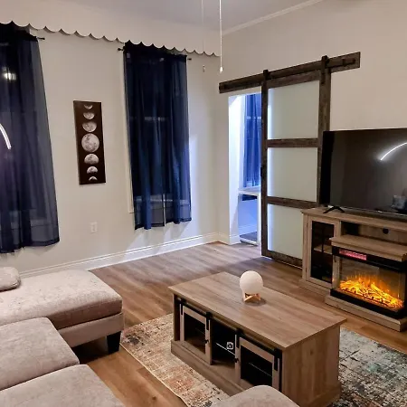 Sunny Pilsen 2 Bed 1 Bath With Private Office Apartment