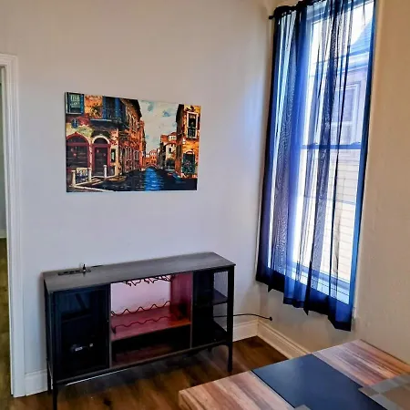 Apartment Sunny Pilsen 2 Bed 1 Bath With Private Office