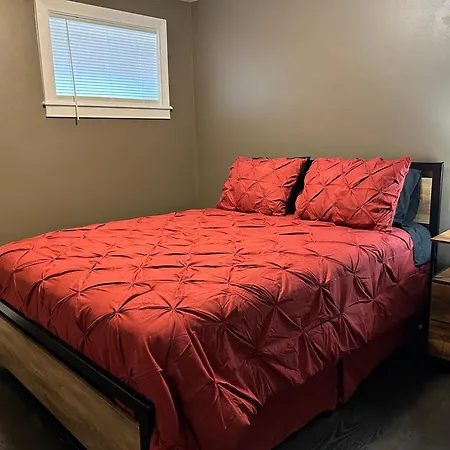 Spacious, One-level Adjacent To Jackson Park Apartment