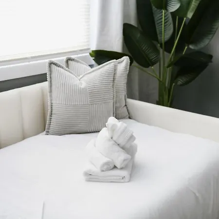 Apartment Sleeps7 • 2br • Coffee Station • Backyard W/ Grill Chicago