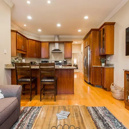 The Wrigleyville Vip-200 Steps From Wrigley Field Apartment *