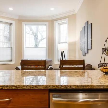The Wrigleyville Deluxe -steps From Wrigley Sleeps 10