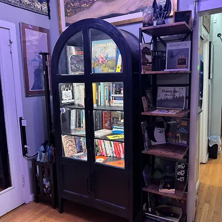 Tranquil Library 2brm 1bath Private Eclectic At Solar Apartment