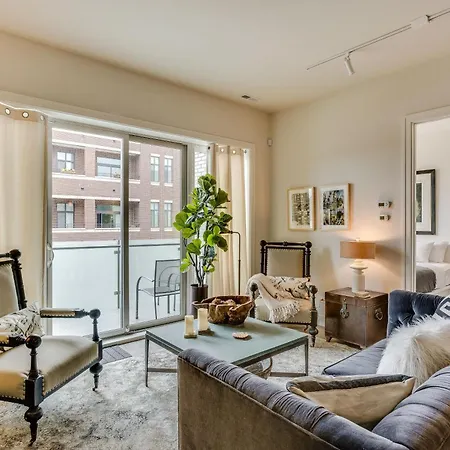 Designer 3br With Balcony & Elevator On Clark! Apts