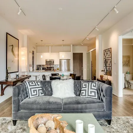 Designer 3br With Balcony & Elevator On Clark! Apts Apartment
