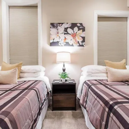 The Wrigleyville Deluxe -steps From Wrigley Sleeps 10 Apartment