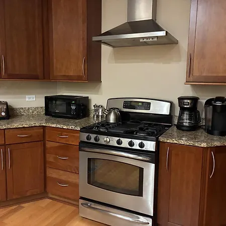 Apartment The Wrigleyville Deluxe -steps From Wrigley Sleeps 10 Chicago
