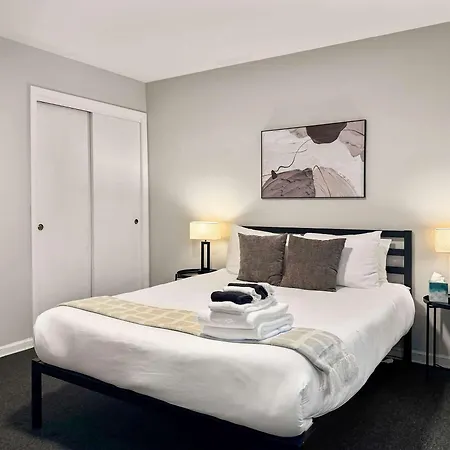 Cozy 1br Near Dining & Shops - Kimball C2 * Chicago