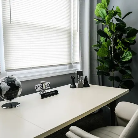 Apartment 2br W/ Workspace - Coffee Bar - Near Transit Chicago