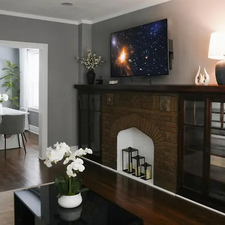 2br W/ Workspace - Coffee Bar - Near Transit Apartment