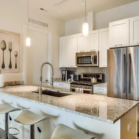 Designer 3br With Balcony & Elevator On Clark! Apts