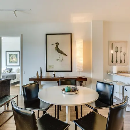 Apartment Designer 3br With Balcony & Elevator On Clark! Apts