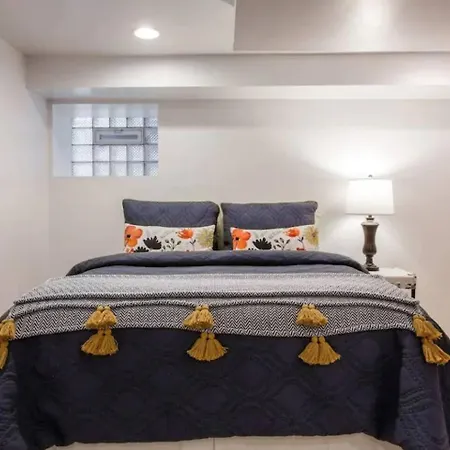 Apartment The Wrigleyville Garden 200 Steps To Wrigley-2br Chicago
