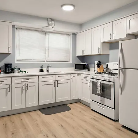 Cozy 1br Near Dining & Shops - Kimball C2 Apartment *