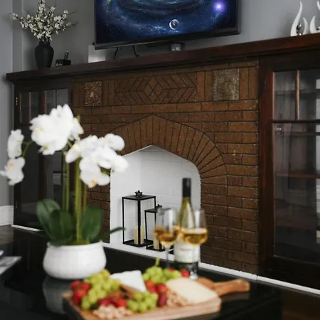 2br W/ Workspace - Coffee Bar - Near Transit *