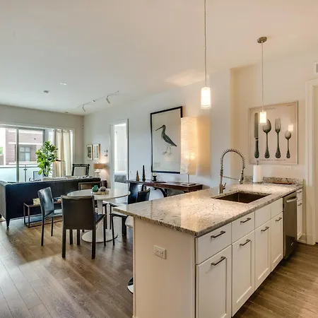 Apartment Designer 3br With Balcony & Elevator On Clark! Apts
