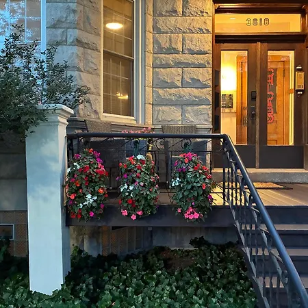 The Wrigleyville Deluxe -steps From Wrigley Sleeps 10 Apartment Chicago