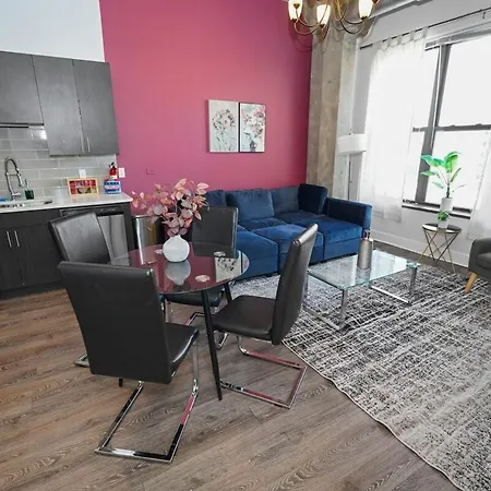 Business Ready 2br In South Loop With Skyline View, Optional Parking & Gym Access Close To Mccormick, Downtown & Cta Apartment
