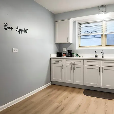Cozy 1br Near Dining & Shops - Kimball C2 Apartment *