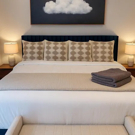Apartment Dreams - Designer Style - - Sleeps 7 *