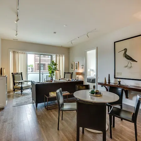 Designer 3br With Balcony & Elevator On Clark! Apts *
