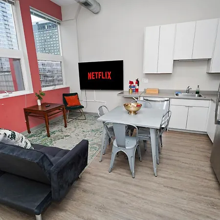 South Loop 2br Retreat Near Grant Park, Soldier Field, Adler Planetarium & Columbia College *