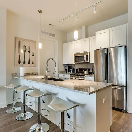 Designer 3br With Balcony & Elevator On Clark! Apts Chicago