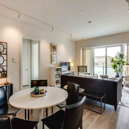 Designer 3br With Balcony & Elevator On Clark! Apts Apartment *