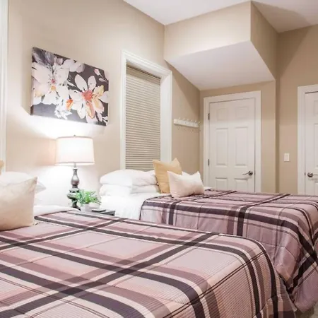Apartment The Wrigleyville Deluxe -steps From Wrigley Sleeps 10 Chicago
