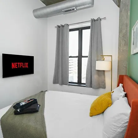 Business Ready 2br In South Loop With Skyline View, Optional Parking & Gym Access Close To Mccormick, Downtown & Cta Apartment