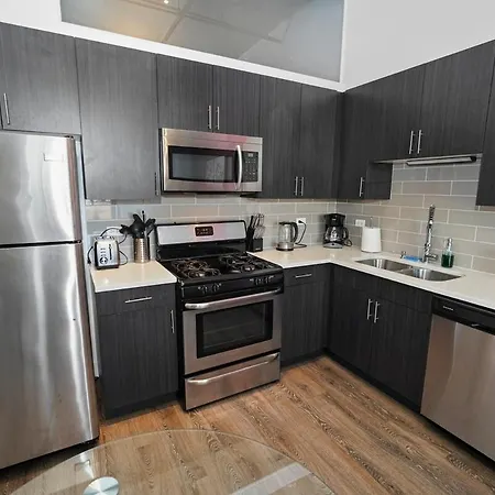Business Ready 2br In South Loop With Skyline View, Optional Parking & Gym Access Close To Mccormick, Downtown & Cta Apartment *