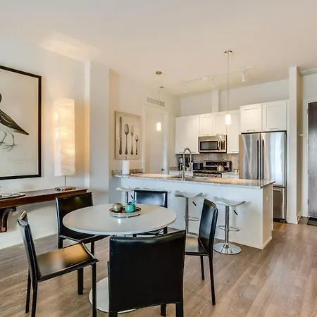 Apartment Designer 3br With Balcony & Elevator On Clark! Apts Chicago
