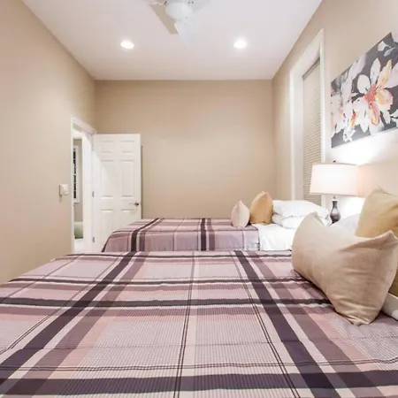 Apartment The Wrigleyville Deluxe -steps From Wrigley Sleeps 10
