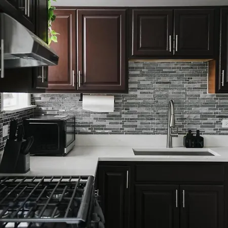 2br W/ Workspace - Coffee Bar - Near Transit Apartment