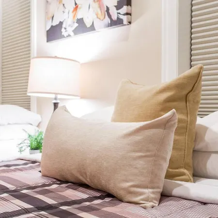 The Wrigleyville Vip-200 Steps From Wrigley Field Apartment *