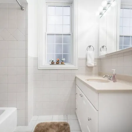 The Wrigleyville Deluxe -steps From Wrigley Sleeps 10