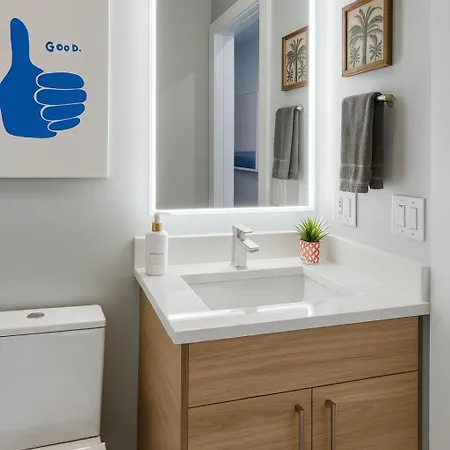 Apartment Dreams - Designer Style - - Sleeps 7 *