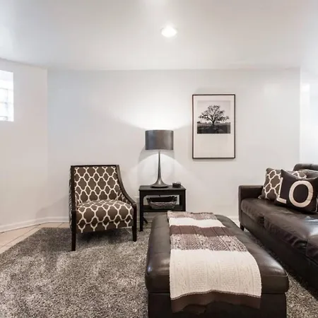 The Wrigleyville Deluxe -steps From Wrigley Sleeps 10 Apartment Chicago