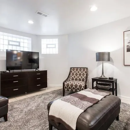 Apartment The Wrigleyville Deluxe -steps From Wrigley Sleeps 10 Chicago