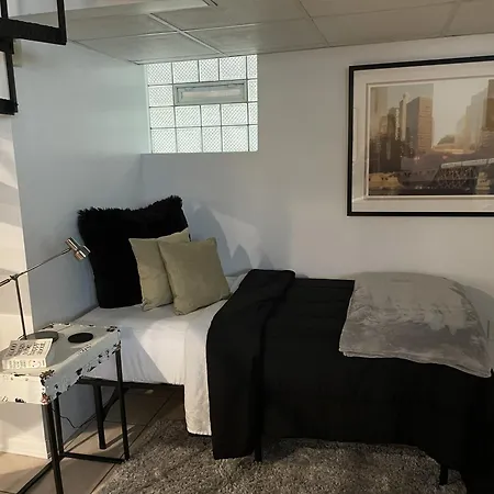 The Wrigleyville Garden 200 Steps To Wrigley-2br *